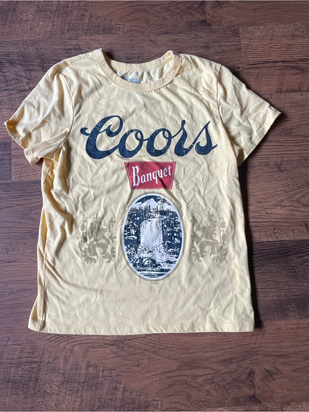 Coors Banquet Yellow size XS T shirt